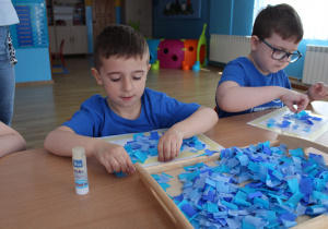 Przedszkolne obchody Dni Autyzmu - na zdjęciu Wiktor i Yaroslav podczas wykonywania pracy plastycznej