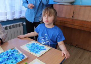 Przedszkolne obchody Dni Autyzmu - na zdjęciu Celinka podczas pracy przy stoliku