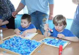 Przedszkolne obchody Dni Autyzmu - na zdjęciu Antoś i Mikołaj podczas pracy przy stoliku