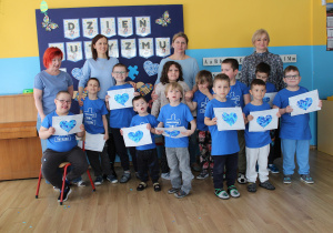 Przedszkolne obchody Dni Autyzmu - zdjęcie pamiątkowe wszystkich uczestników zajęcia