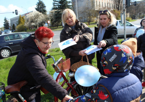 Przedszkolne obchody Dni Autyzmu - na zdjęciu przedszkolaki wręczają niebieskie serduszka przechodniom