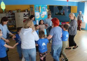 Przedszkolne obchody Dni Autyzmu - zabawa integracyjna w kole, na zdjęciu przedszkolaki wraz z paniami