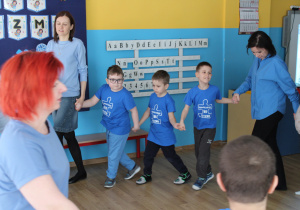 Przedszkolne obchody Dni Autyzmu - zabawa integracyjna w kole na zdjęciu Yaroslav, Bohdan i Michał z p. Anią i p. Pauliną