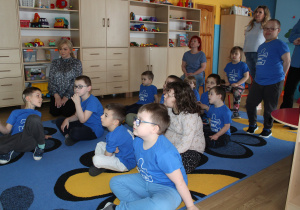 Przedszkolne obchody Dni Autyzmu - na zdjęciu przedszkolaki podczas oglądania filmu ,,Jaś i niebieskie motyle"