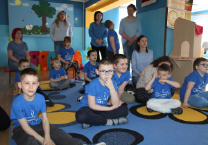 Przedszkolne obchody Dni Autyzmu - na zdjęciu przedszkolaki podczas oglądania filmu ,,Jaś i niebieskie motyle"