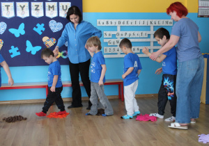 Przedszkolne obchody Dni Autyzmu - na zdjęciu przedszkolaki na torze z dysków fakturowych