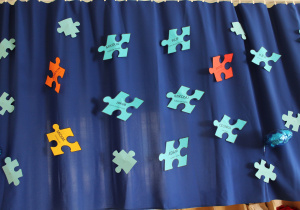 Przedszkolne obchody Dni Autyzmu - na zdjęciu wystawa puzzli