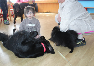 Kwietniowe zajęcia z dogoterapii - na zdjęciu Marysia z czworonogami