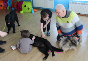 Kwietniowe zajęcia z dogoterapii - na zdjęciu Adaś i Marysia z pieskami