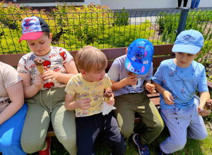 Dzieci zajadają lody