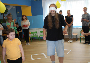 Festyn Rodzinny - na zdjęciu zabawy muzyczno - taneczne i konkursy rodzinne