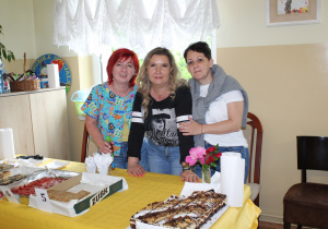 Festyn Rodzinny - na zdjęciu Pani Ania Sz., Ania K. i Madzia w kąciku gastronomicznym