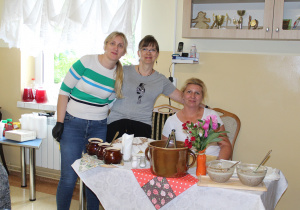 Festyn Rodzinny - na zdjęciu Pani Anetka, Ula i Aga w kąciku gastronomicznym