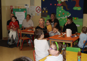 Festyn Rodzinny - na zdjęciu uczestnicy festynu podczas poczęstunku