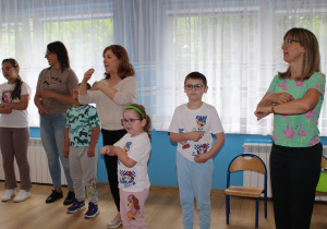 Festyn Rodzinny - na zdjęciu zabawy muzyczno - taneczne i konkursy rodzinne