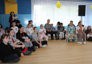 Festyn Rodzinny - na zdjęciu uczestnicy festynu podczas oglądania przedstawienia
