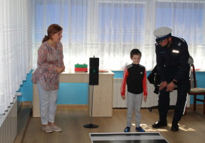 "Bezpieczna droga do przedszkola" - na zdjęciu Kuba ćwiczy przechodzenie po pasach