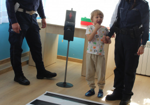 "Bezpieczna droga do przedszkola" - na zdjęciu Mikołaj prezentuje jak bezpiecznie przechodzić po pasach