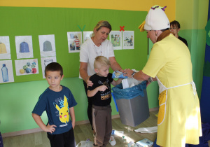 "Sprzątanie Świata" - na zdjęciu przedszkolaki segregują odpady pod czujnym okiem Kaczki Sprzątaczki