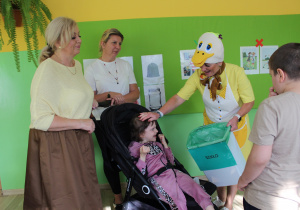 "Sprzątanie Świata" - na zdjęciu Nadia zbiera pochwały od Kaczki Sprzątaczki