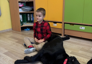 Wrześniowa dogoterapia - na zdjęciu Szymon i jego psi przyjaciel